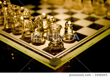 古色古香。國際象棋的玻璃。 3946945