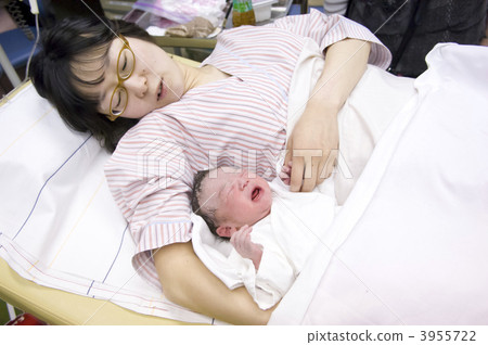 Newborns and mothers 3955722