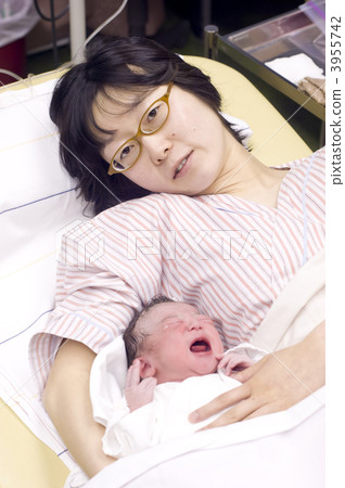 Newborns and mothers 3955742