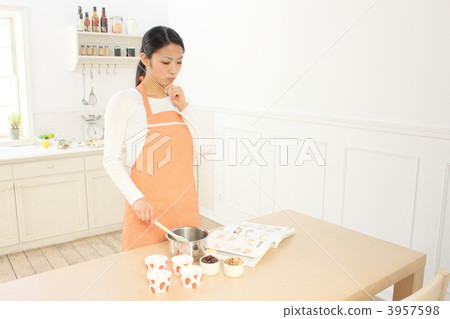 女人廚房做飯 3957598