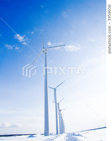 風力發電廠在冬天 3958656