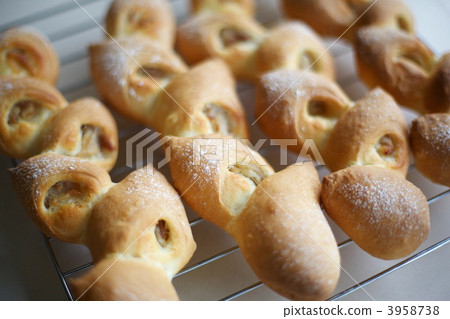 bacon and shrimp, epi loaf, baker 3958738