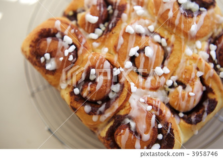 cinnamon roll, cinnamon rolls, baker 3958746