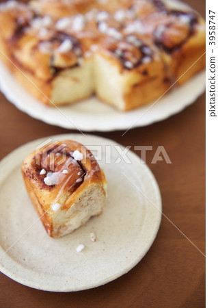 cinnamon roll, cinnamon rolls, baker 3958747