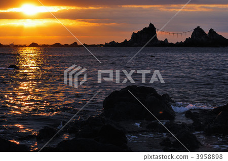 在Manazuru海岸的日出 3958898