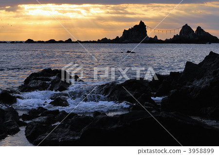 在Manazuru海岸的日出 3958899