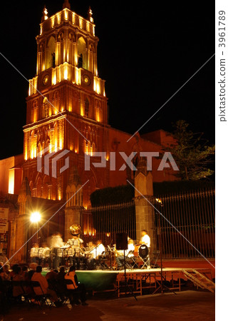 Night view of Mexican medieval city San Miguel de Allende 3961789