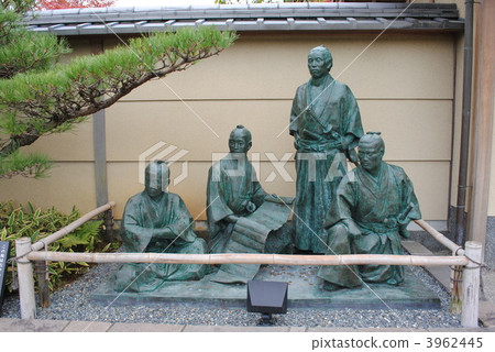 在石垣，京都的Ishinagi志願者“Tosa Shitenno”（坂本龍馬等人）的青銅雕像 3962445