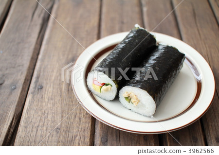 Medium-thick seaweed salad roll and squid and natto roll 3962566
