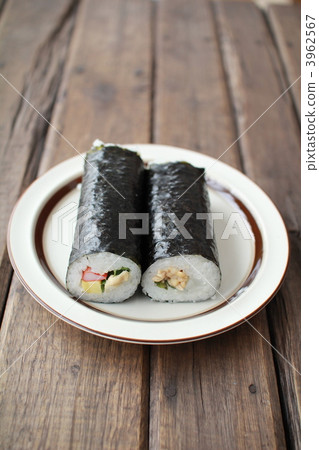 Medium-thick seaweed salad roll and squid and natto roll 3962567