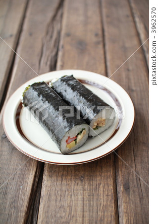 Medium-thick seaweed salad roll and squid and natto roll 3962570