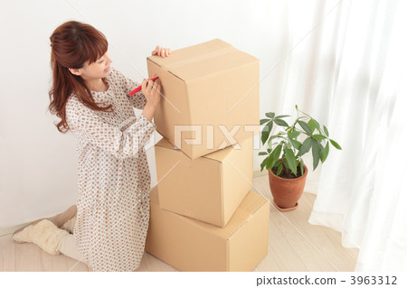 Women and cardboard Women and cardboard 3963312