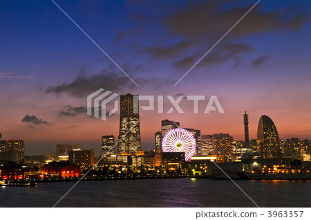 Scenery of sunset dusk of Minato Mirai 21 3963357