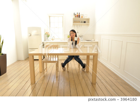 A young lady who relaxes at dining 3964180