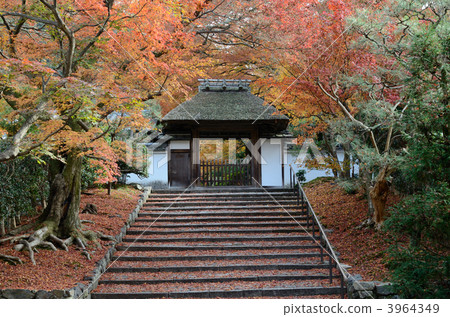 The town gates of Anrakuji in Kyoto The town gates of Anrakuji in Kyoto 3964349