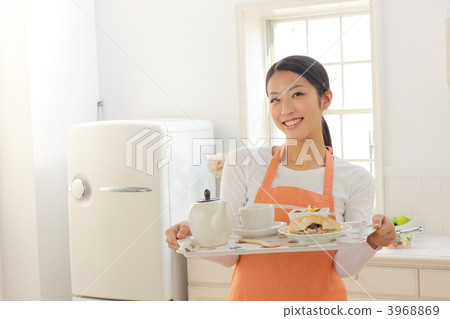 Female kitchen smile 3968869