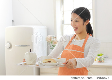 Female kitchen smile 3968874