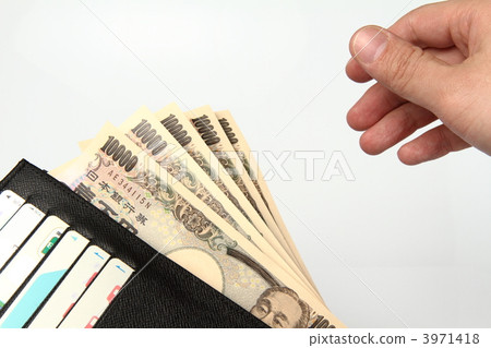 提取從錢包的現金的5萬日元的男性手 提取從錢包的現金的5萬日元的男性手 3971418