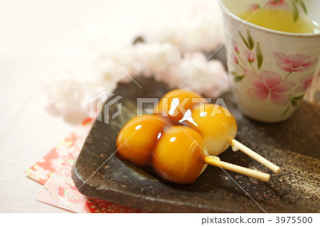 Mitarashi dumplings and green tea 3975500