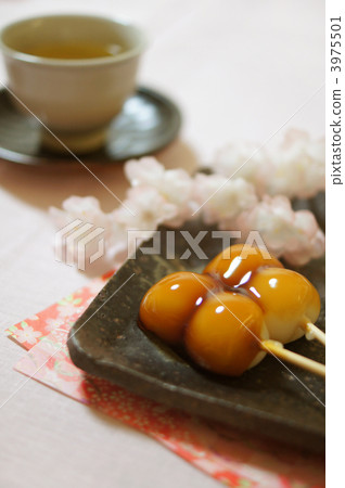 Mitarashi dumplings and green tea 3975501