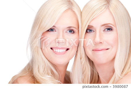 mother and daughter 3980087