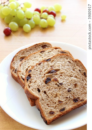 葡萄乾麵包和葡萄 葡萄乾麵包和葡萄 3980917