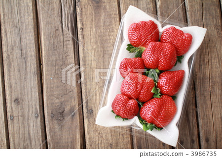 塑膠包裝中的大顆、不規則形狀的甘王草莓 3986735