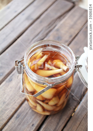 A jar of homemade, pesticide-free pickled shallots in sweet vinegar 3986854