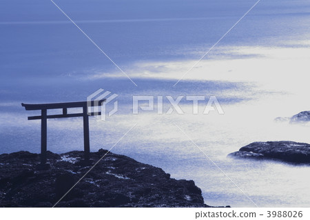 Torii and the sea 3988026