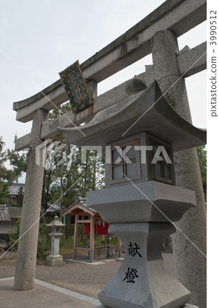 三座神社的Otorii和石燈籠 三座神社的Otorii和石燈籠 3990512