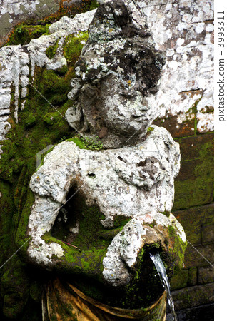 果阿Gajah寺廟的石菩薩在巴厘島 果阿Gajah寺廟的石菩薩在巴厘島 3993311