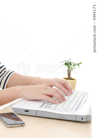 筆記本電腦和女人的手 3994171
