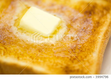 在吐司面上塗黃油 3994796