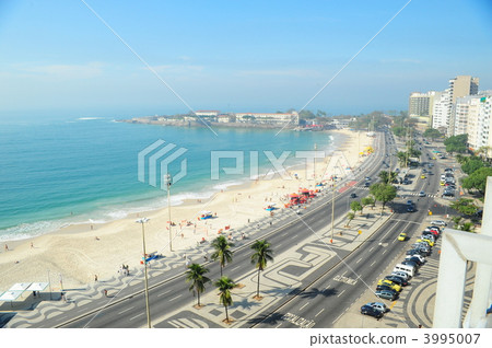 它是巴西里約熱內盧的科帕卡巴納海灘度假村。 3995007