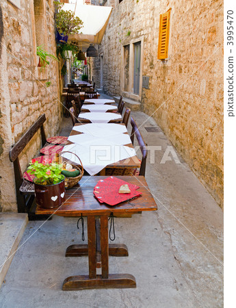 Outdoor restaurant 3995470