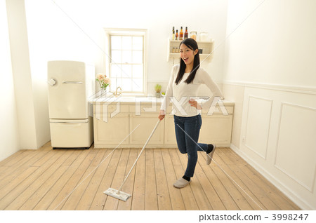 清洗廚房的一名微笑的婦女 3998247