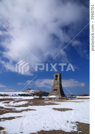 一座美麗的塔和一座無線電塔 3998701