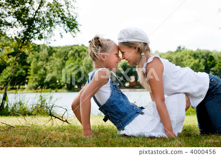 Crawling over my twinsister 4000456