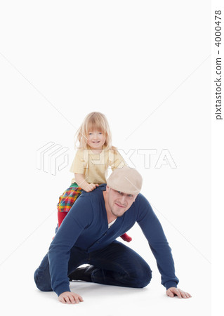 piggyback ride 4000478