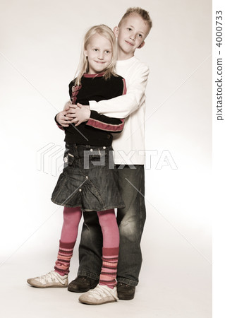 Standing Children 4000733