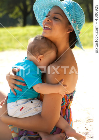 Sleepy little boy 4000929