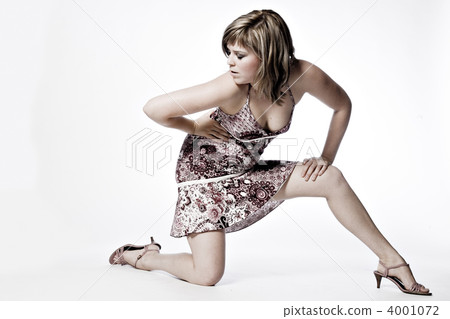 Young model sitting on one knee Young model sitting on one knee 4001072