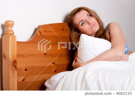 Dreaming in bed 4001535