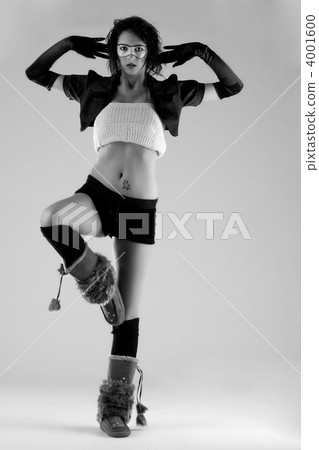 High fashion black and white pose 4001600