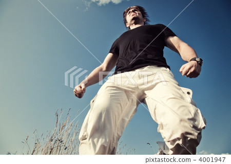 Very strong and angry man 4001947