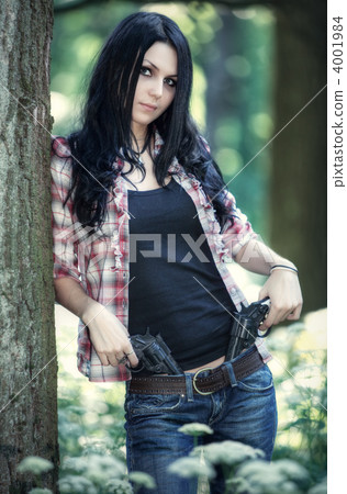 Young woman with guns 4001984