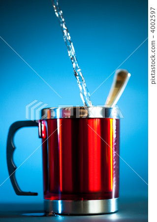 Modern cup with flowing water Modern cup with flowing water 4002597