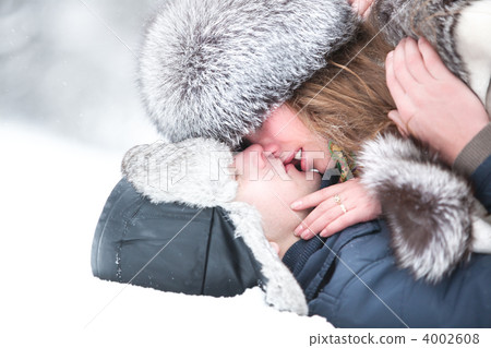 Young couple kissing 4002608