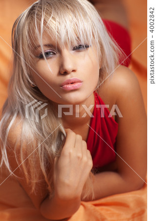 Young woman portrait Young woman portrait 4002842
