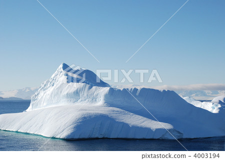 Drift ice in the waters near Antarctica 4003194